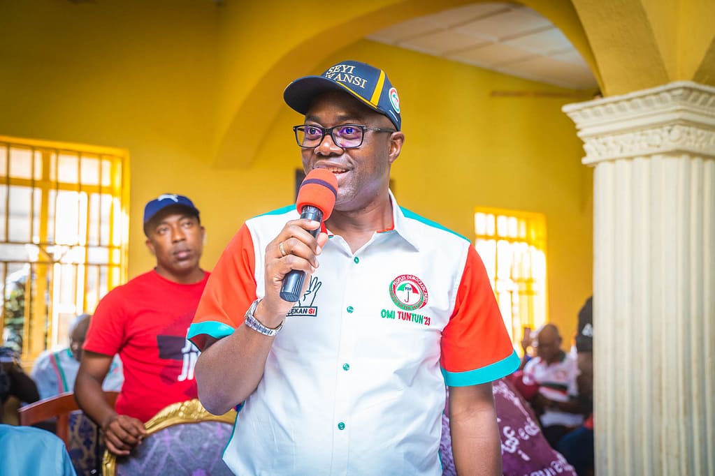 Governor Seyi Makinde addresses traditional worshippers at an Ifa Temple as part of the campaigns in Oyo ZOne on January 13, 2023