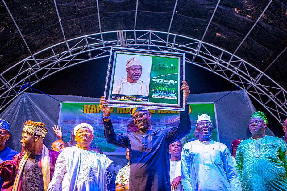 Governor Seyi Makinde raises a plaque awarded to him during the Maulud Nabiyu vigil in Ibadan on October 22/23, 2022